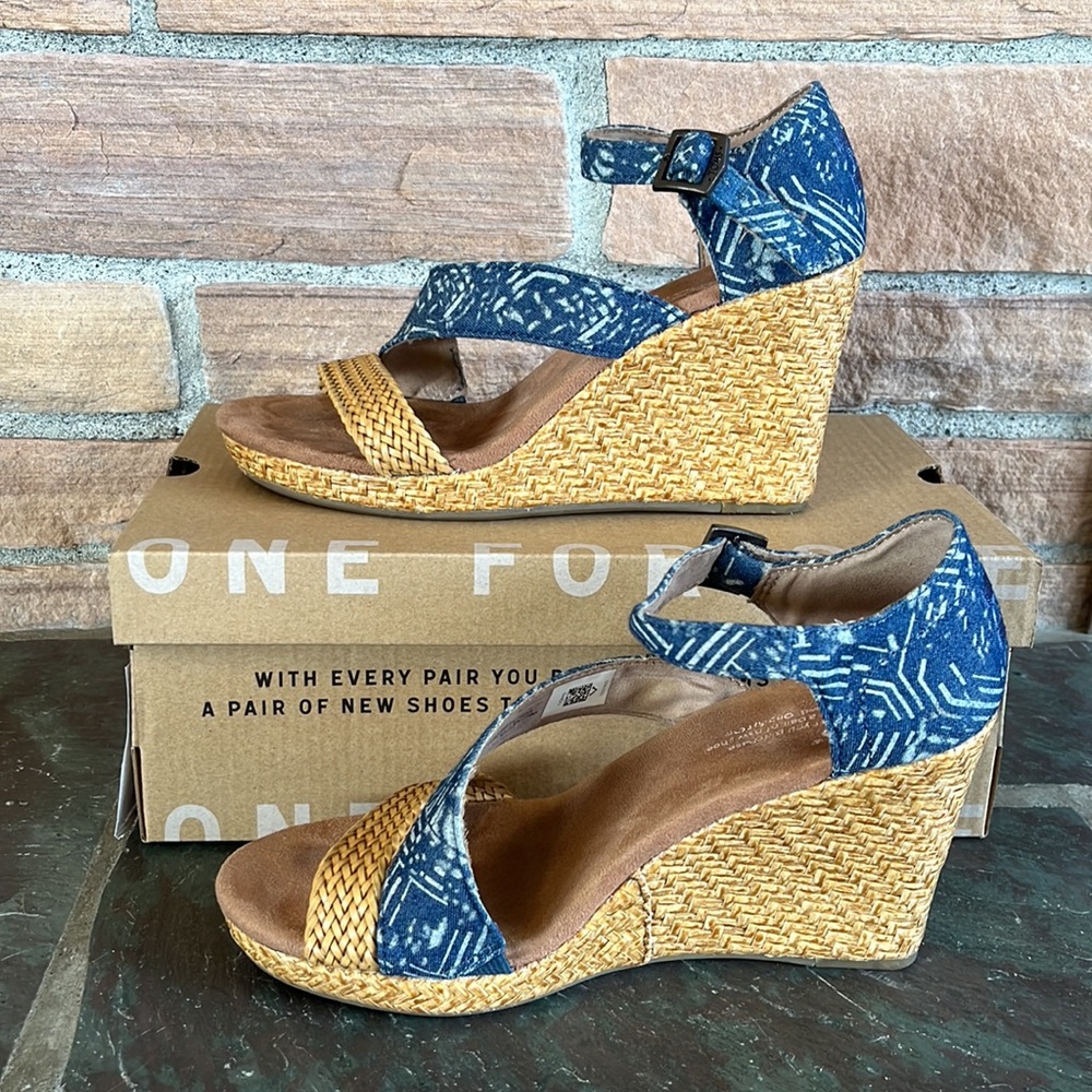 Tom’s blue batik wedge sandal